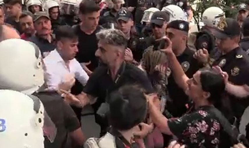Taksim'de gerçekleştirilen LGBT yürüyüşüne izin verilmeyince polisler ve vatandaşlar arasında gerginlik yaşandı