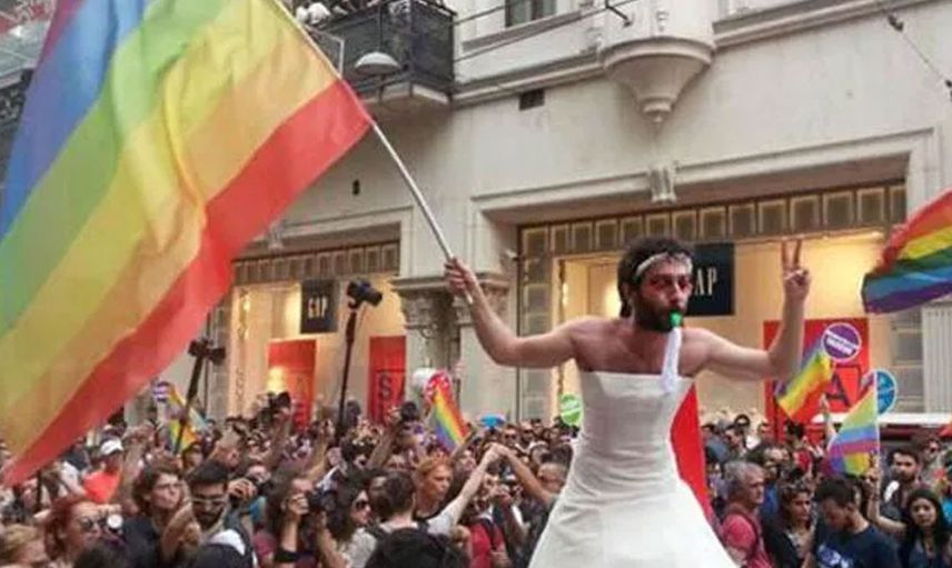 Taksim'de gerçekleştirilen LGBT yürüyüşüne izin verilmeyince polisler ve vatandaşlar arasında gerginlik yaşandı