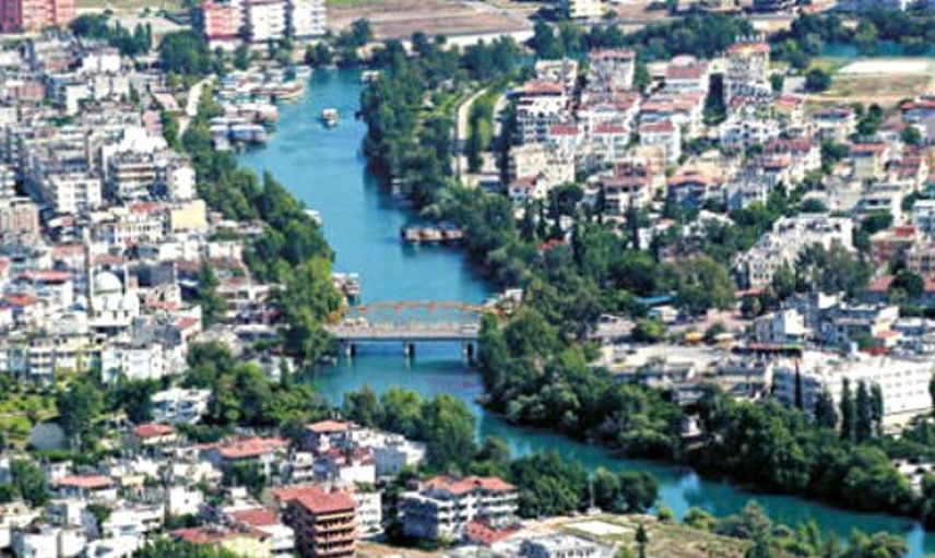Bebek ve Galata Kulesinde yaşanan olaylardan sonra bir olay da Antalya Manavgat’ta yaşandı! Genç kadın caddenin ortasında çırılçıplak dolaştı