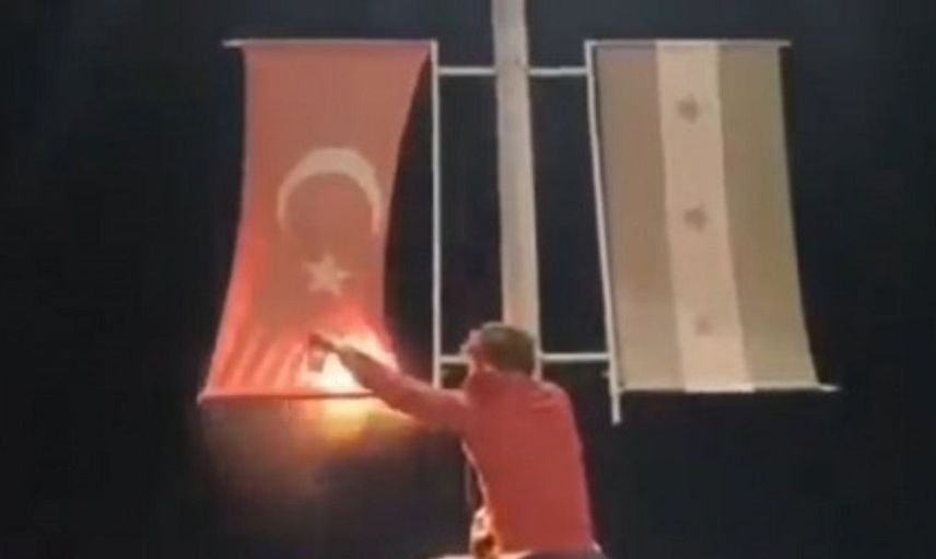 Suriyeliler tarafından Türk bayrağı yakıldı