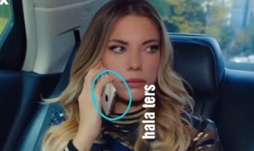 Yıldız telefonunu ters tutuyor 
