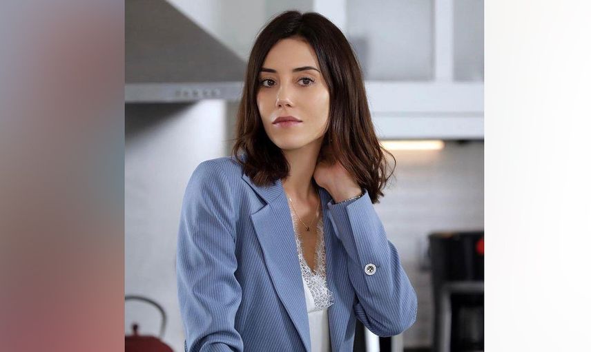 Dizisi final yapınca kendini serin sulara attı! Cansu Dere’nin sere serpe tatil pozları yürekleri hoplattı