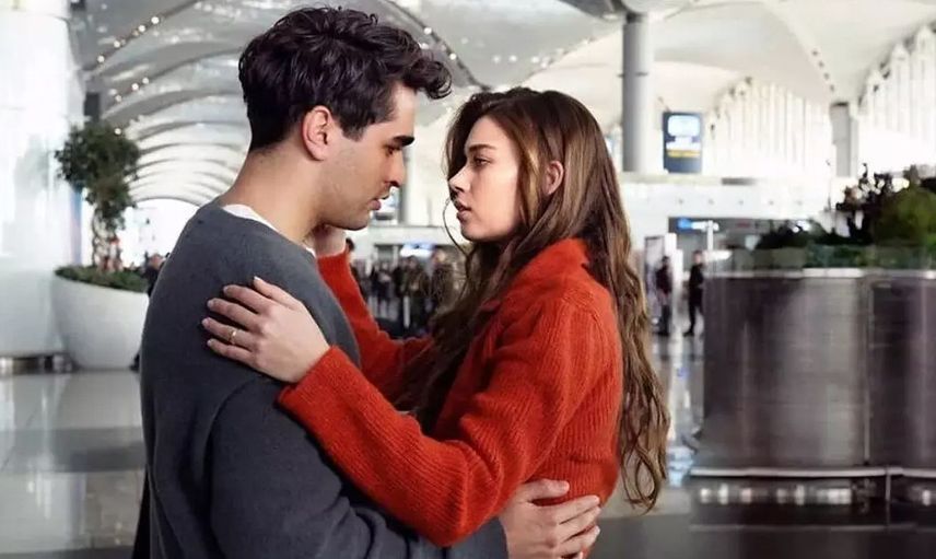 Mert Ramazan Demir ve Afra Saraçoğlu fena yakalandı! ''Sadece rol arkadaşıyız'' demişlerdi: Önce sarmaş dolaş, şimdi dudak dudağa!