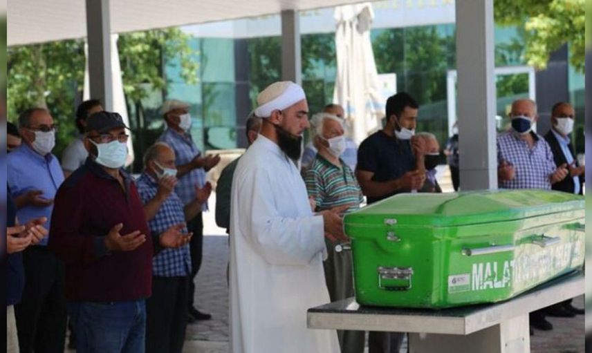 Malatya'da annesinin cenazesine son kez bakmak isteyen adam tabutu açınca gördüklerine inanamadı!