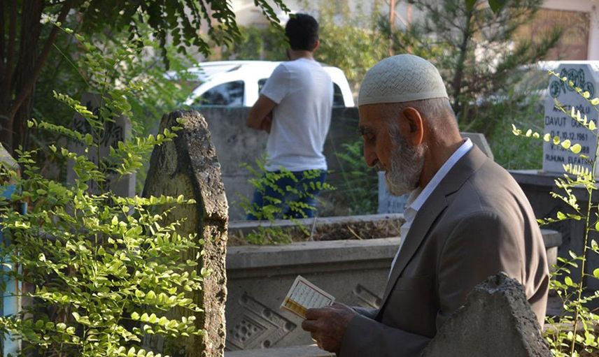 Ölen kişinin kabrine ziyarete gittiğimizde ne olur?