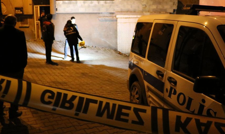 Gaziantep'te Evinin Damında Çay İçen Adam Saçmaların Hedefi Oldu