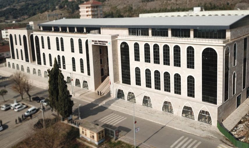Kocaeli Üniversite kampüsünde korku dolu anlar: Genç kız çığlık çığlığa kaçarken her şeyi kaydetti
