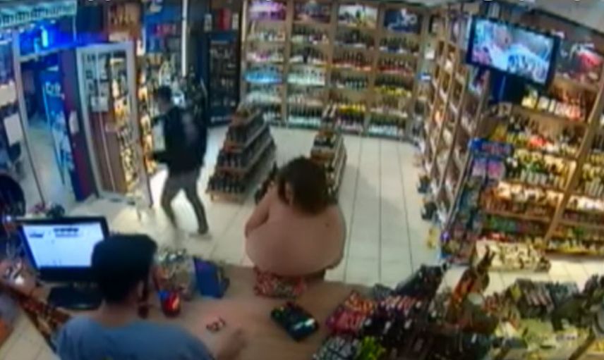 Denizli'de yeni bir skandal! Çıplak kadın markete girip alışveriş yaptı görüntüler şoke etti