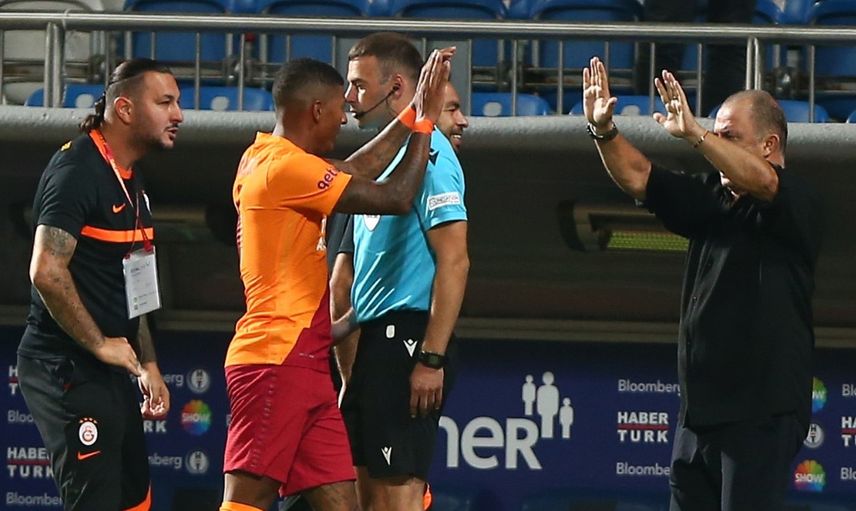 Galatasaray'ın yıldız isimlerinden Patrick Van Aanholt'un Fatih Terim'in görevden ayrılması hakkında söylediği sözler büyük ses getirdi