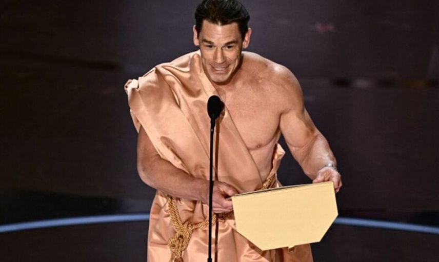 John Cena sahneye çıplak çıktı: Konuşma yapacakken üstüne perde giydirildi!