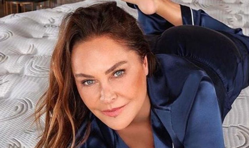 Hülya Avşar beyaz mini elbisesi ile büyüledi