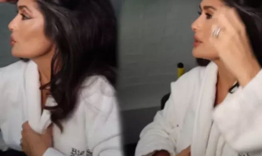 Bornozuyla video çekerken göğsü açıldı! Bakın Salma Hayek o frikiği nasıl sansürledi...