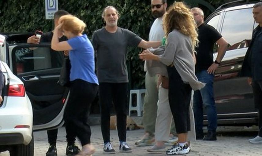 Özkan Uğur son yolcuğuna uğurlandı! Karacaahmet Mezarlığı'na defnedilen ünlü sanatçının cenazesinde zor anlar