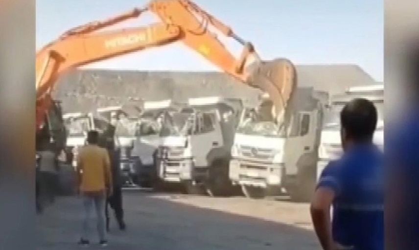 Parasını alamayan adam amcasının kamyonlarını kepçeyle ezdi