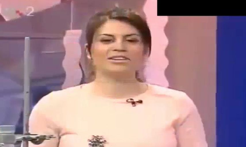 Ünlü sunucu canlı yayın sırasında yere yığıldı!