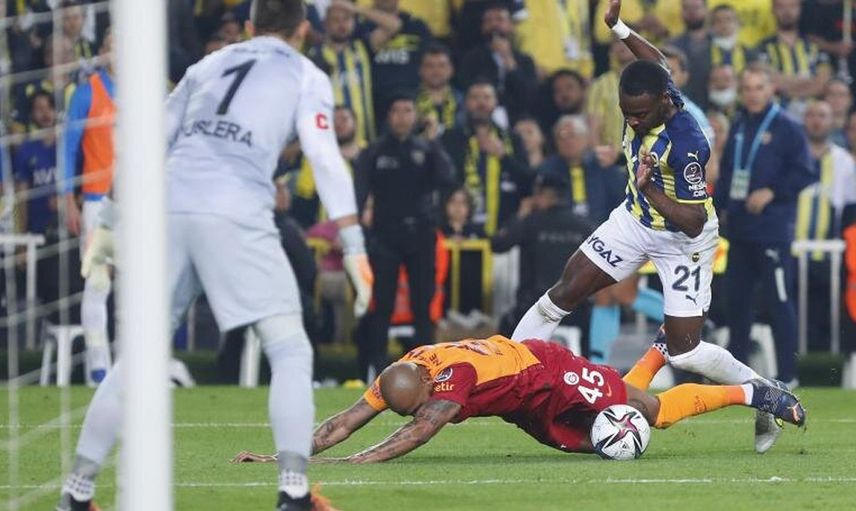 Fenerbahçeli Bright Osayi-Samuel, Emre Belözoğlu'nun transferinde kendisini nasıl ikna ettiğini açıkladı