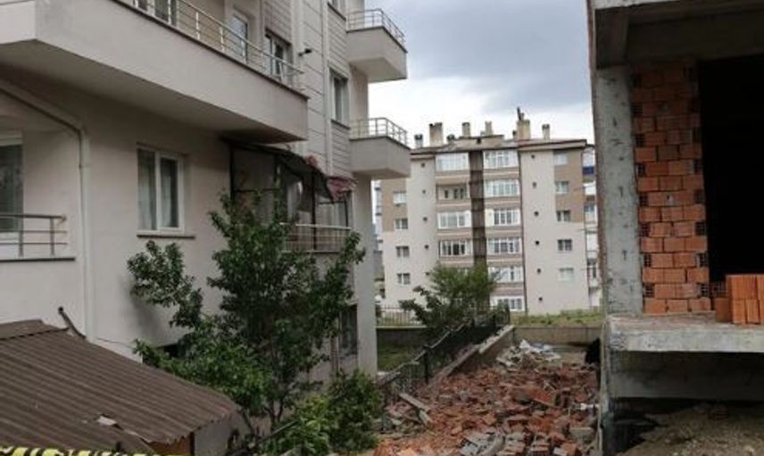 Sivas'ta Fırtına Sebebiyle Binaların Çatısı Uçtu