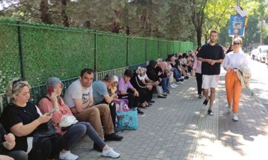Sınav heyecanı başlamadan bitti! 40 saniyelik gecikmesi 1 senesine mal oldu gözyaşları içinde güvenlik görevlisine yalvardı