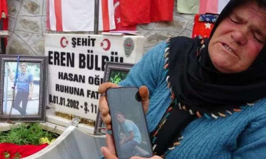 Mezarı başında ağladı