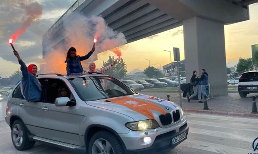 Türkiye sokaklara akın etti: Cumhurbaşkanı Erdoğan'ın seçim zaferi kutlanıyor