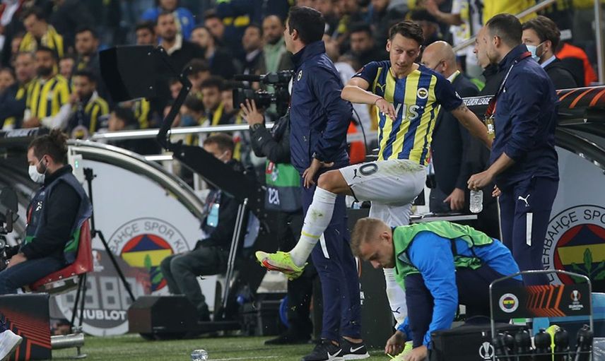 Fenerbahçe-Antwerp Maçında Oyundan Alınan Mesut Özil, Büyük Tepki Gösterdi!