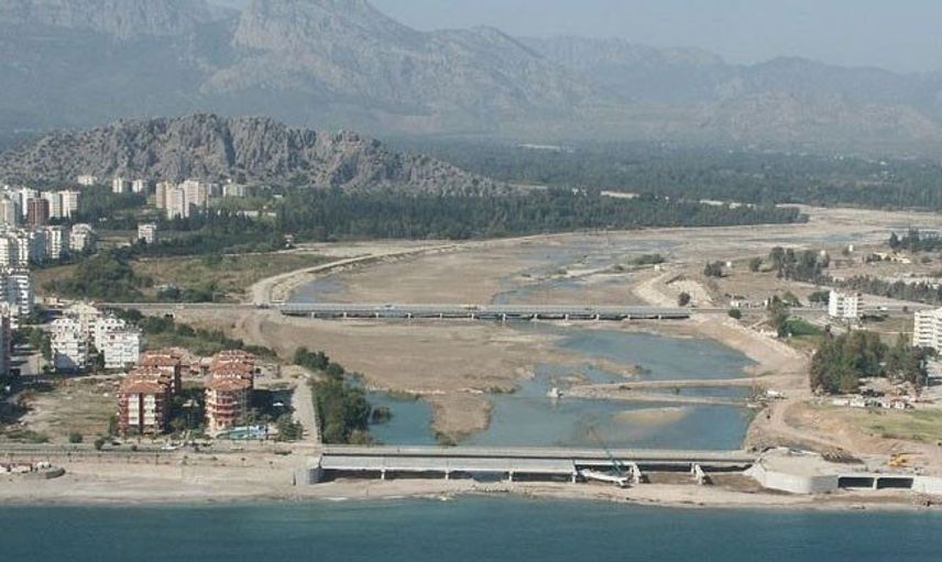 Antalya'da Akdeniz'e Dökülen Boğaçayı Yosuna Büründü