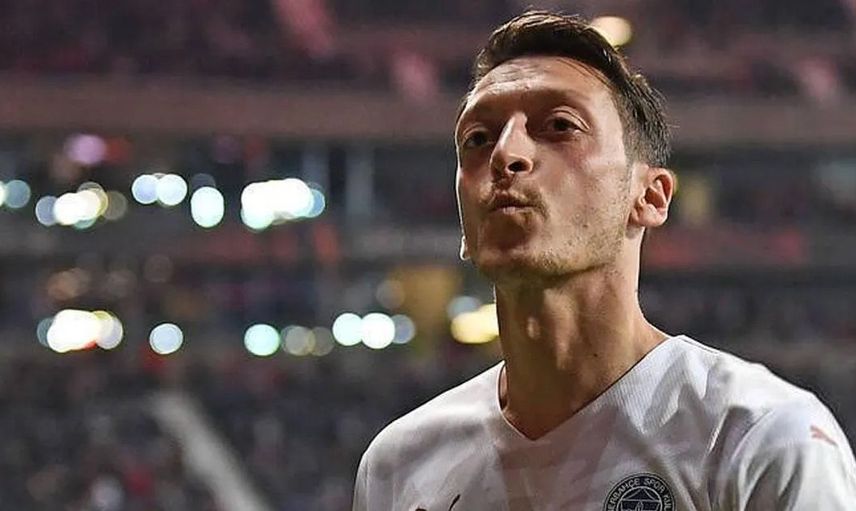 Fenerbahçeli Mesut Özil'in Frankfurt Maçındaki Performansı İngiltere'de Gündem Oldu!