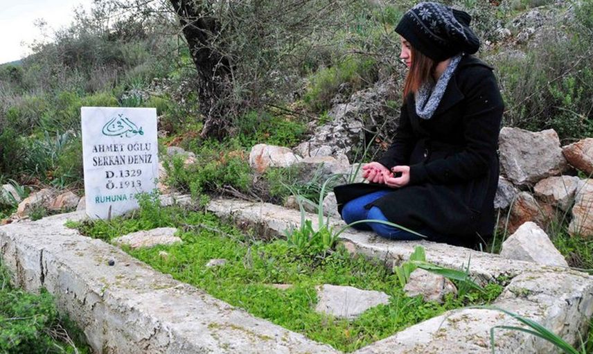 Annesinin mezarına kamera koydu ve gördükleri karşısında şok oldu!