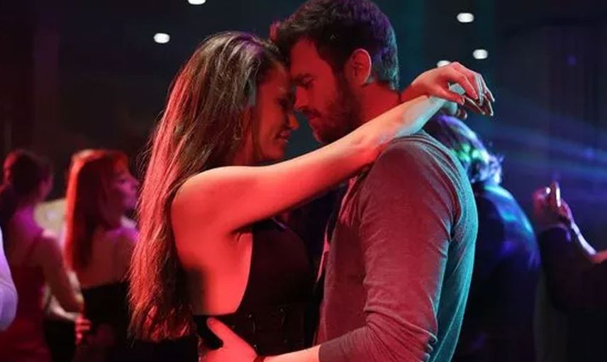 Dakika bir gol bir: Serenay Sarıkaya ve Kıvanç Tatlıtuğ'un yakınlaşma sahnesi aile dizisine damga vurdu