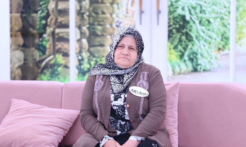 Türk televizyonunda bir ilk Esra Erol küsen çifti barıştırmak için stüdyoda her şeyini çıkarıp koştu