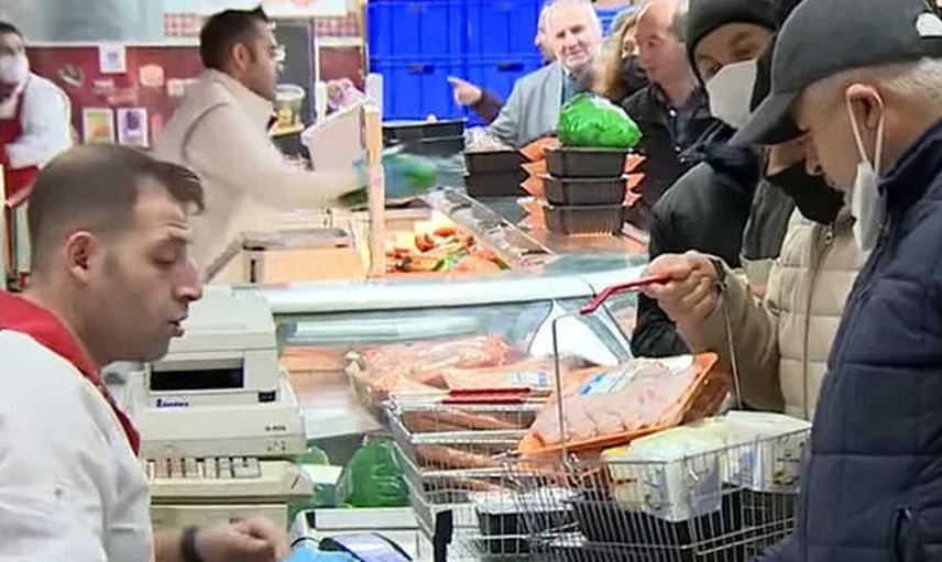 Ucuz et kuyruğu görenleri şoke etti! Sabah erken saatlerde metrelerce kuyruk oluştu