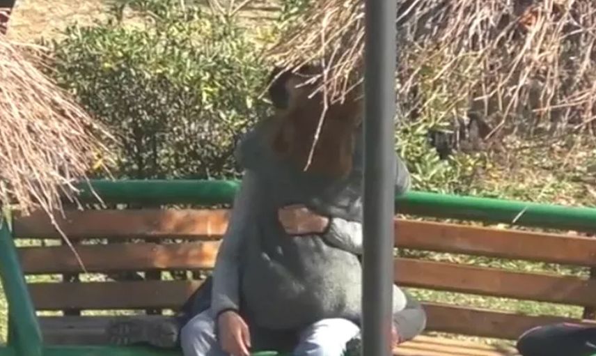 Parkta uygunsuz halde yakalanan çiftler