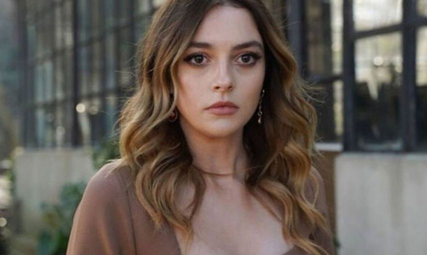 Eski MHP Milletvekili Melis Sezen'i ve göğüslerini hedef aldı "teşhircilik" dedi bunu duyan Hazal Kaya çıldırdı ortalık yangın yeri oldu