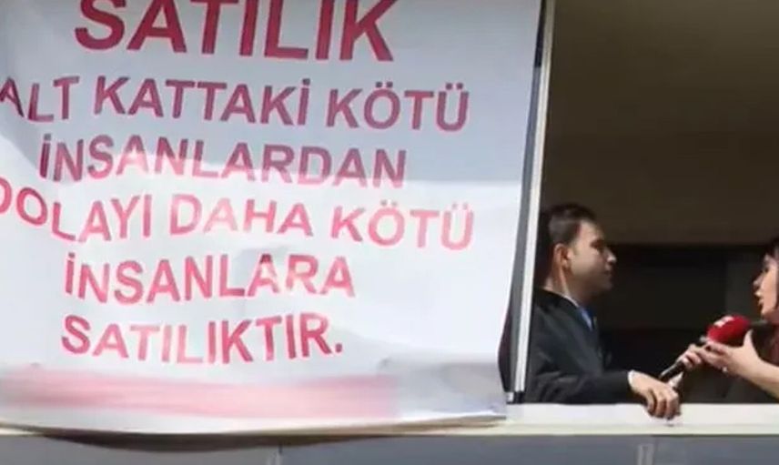Ev ilanı için astığı pankart kafa karıştırdı! Böylesi bir ilk gören almak istemiyor