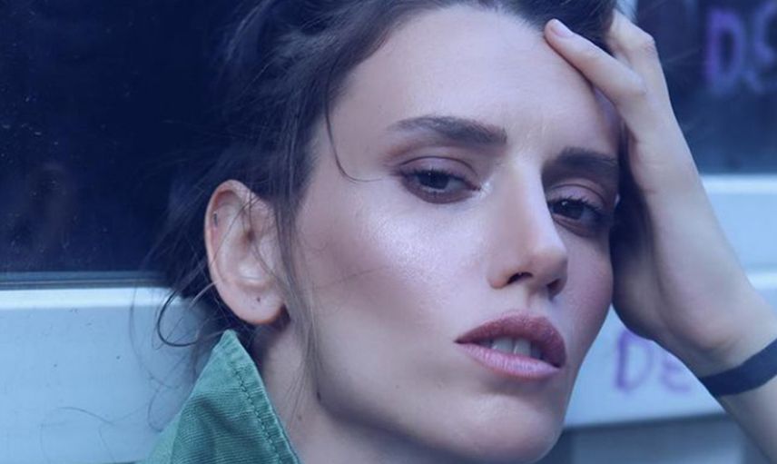 Survivor Gizem Kerimoğlu’nun Ünlü Oyuncu Serenay Sarıkaya’ya Benzerliğinden Sonra Meslekleri de Aynı Çıktı!