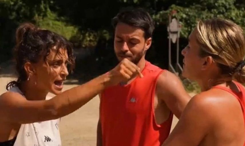 Olaylı kavgadan sonra Pınar neden ceza almadı? Demet Akalın Acun'u köşeye sıkıştırdı: Uyuyan kadının başucuna dikilip...