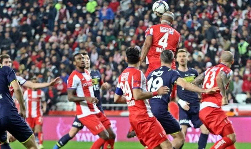 Fenerbahçe'de Mesut Özil Antalyaspor Maçında İsmail Kartal'a Tepki Gösterdi!