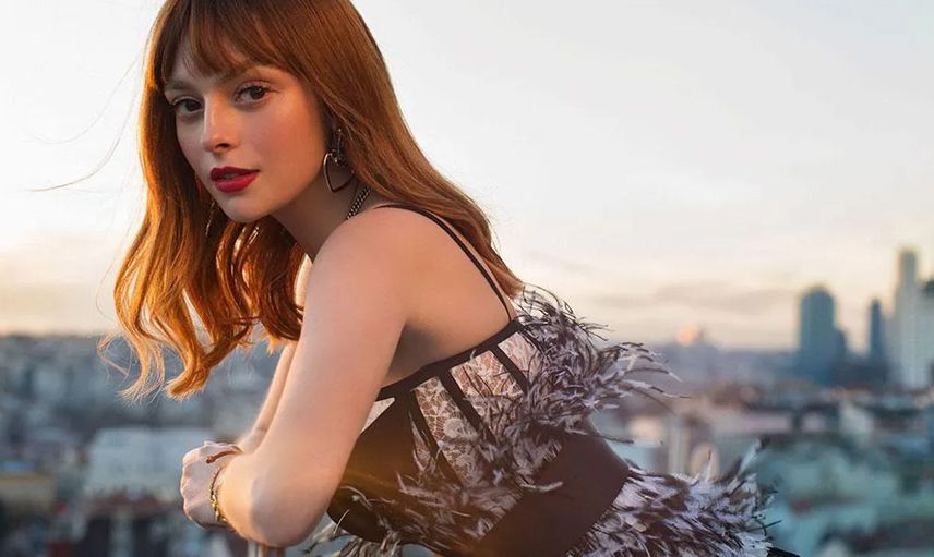 Melis Sezen'in iddialı pozları sosyal medyayı karıştırdı: Külot trendine ayak uydurayım derken alay konusu oldu!