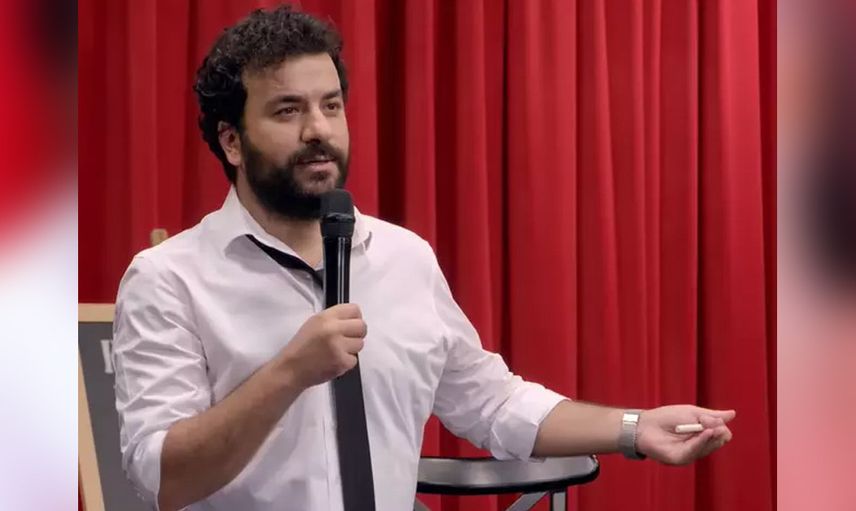 Hasan Can Kaya konuğuna öyle bir şey söyledi ki ortalık yıkıldı! Dekoltesini görünce dayanamadı… Seni ve silikonlarını sahneye alalım!