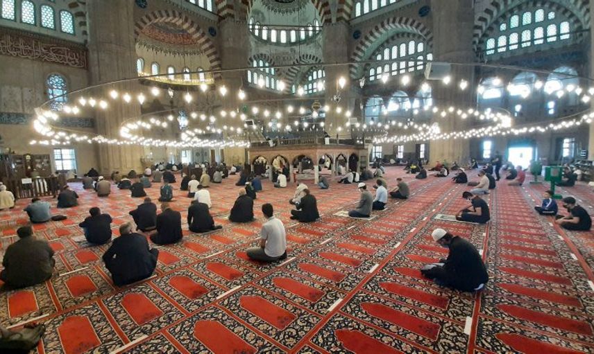 Tam Kapanmanın İlk Cuma Namazında Camiler Doldu