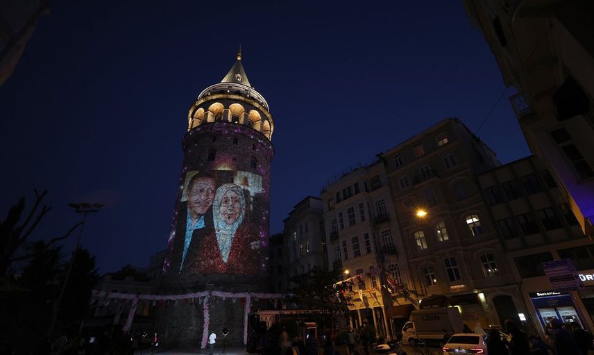 Anneler Günü, Galata Kulesi'ne Yansıtılan Fotoğraflarla Kutlandı