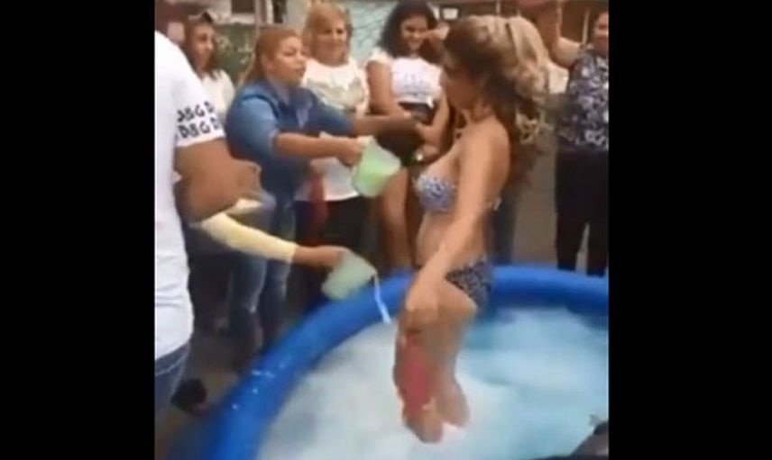 Bu nasıl gelenek? Bakın gelin sokak ortasında neler yaptı?
