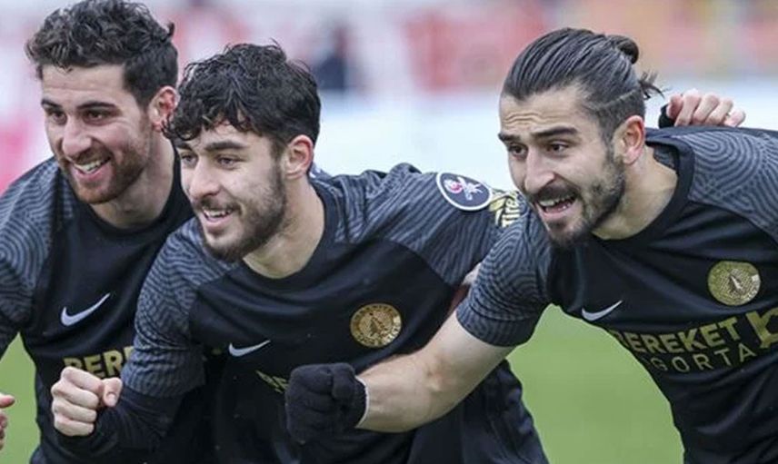 Merkez orta saha olarak oynuyor