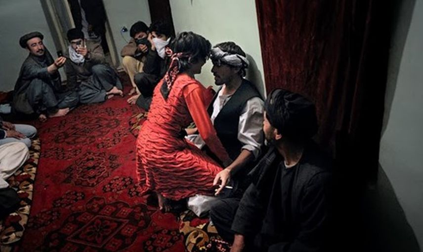 Afganistan'da iğrenç gelenek! Erkek çocuklarına yaptıkları mide bulandırıyor