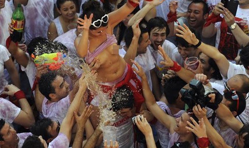 Dünyanın En İlginç Festivalinde Kadınlara Yaptıklarına Akıl Sır Ermiyor