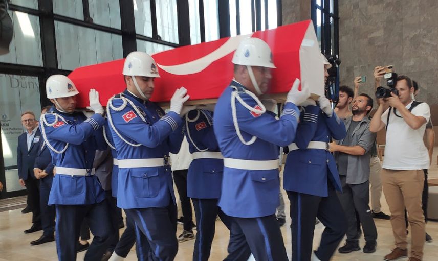 İlhan İrem'e son veda! Ünlü şarkıcının cenaze töreni düzenlendi usta isme yapılan saygısızlık törene damga vurdu