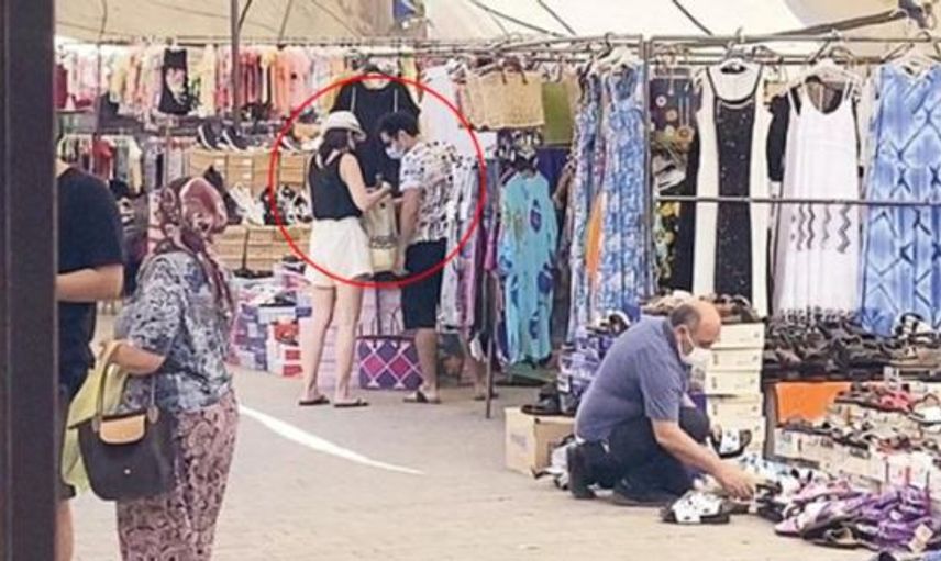 Mert Fırat ve Eşi İdil Fırat Halk Pazarında