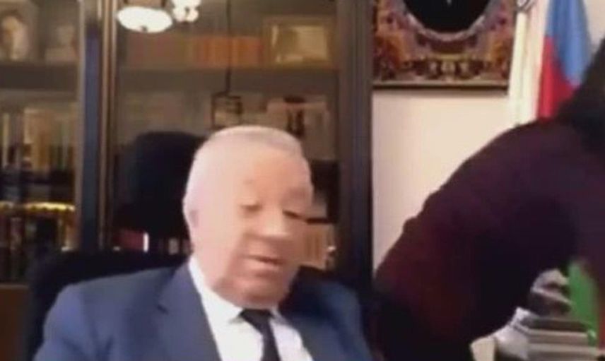 Azerbaycanlı Eski Milletvekili, Kamera Karşısındaki Hareketi Tepki Topladı