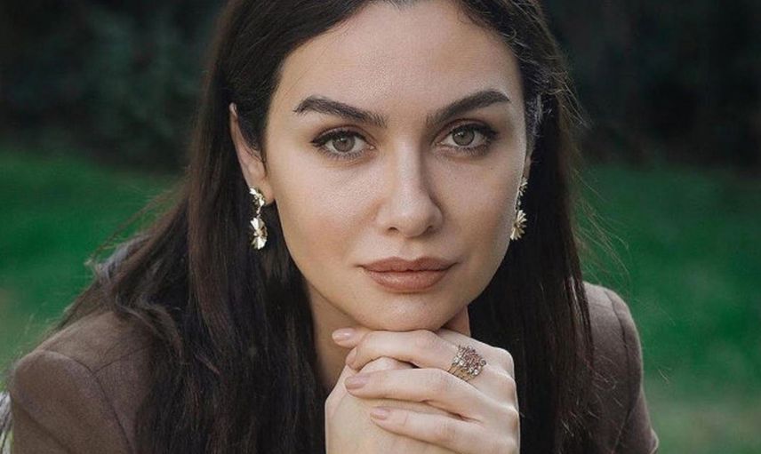 Aşkını ilan etti! Birce Akalay yakışıklı oyuncuyla sarmaş dolaş: Bunu seviyorum!