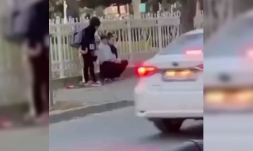 İkinci bebeğine hamile olan Fahriye Evcen’den korkutan görüntü: Parkta fenalaştı, ayakta durmakta zorlandı